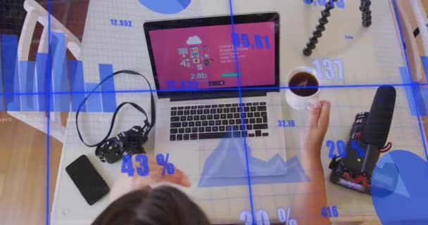노트북 통화에 코카서스 여성에 디지털 데이터 처리의 애니메이션 — 비디오