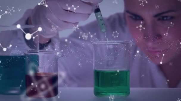 Animering Dna Och Elementstrukturer Över Kaukasisk Kvinnlig Forskare Blanda Kemikalier — Stockvideo
