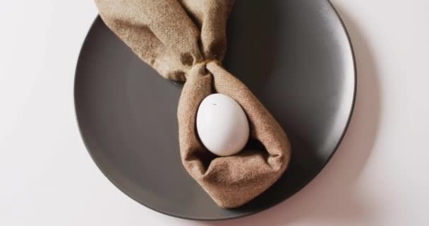 Beyaz Paskalya Yumurtasındaki Beyaz Paskalya Yumurtasının Beyaz Arka Planda Siyah — Stok video