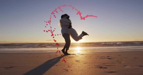 Анимация Сердец Над Счастливой Разнообразной Супружеской Парой Танцующей Пляже Морем — стоковое видео