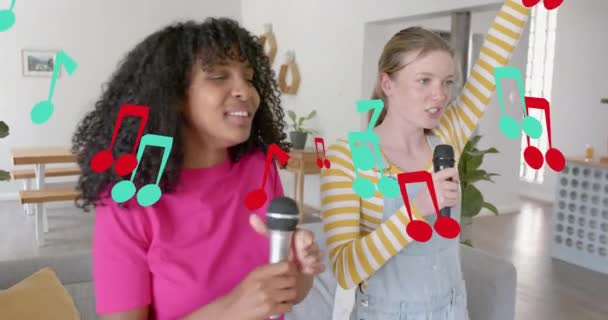 Animação Notas Musicais Sobre Feliz Diversas Adolescentes Cantando Karaoke Casa — Vídeo de Stock