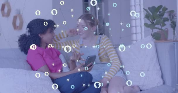 Animación Iconos Procesamiento Datos Través Diversas Mujeres Usando Smartphone Inteligencia — Vídeos de Stock