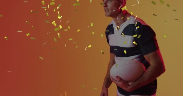 Animação Confetes Caindo Sobre Jogador Rugby Masculino Caucasiano Comemorando Conceito — Vídeo de Stock
