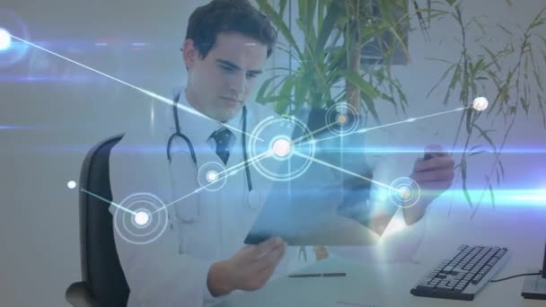 在看X光扫描时 通过高加索男医生对连接网络进行动画 全球医学 医疗保健 连接和数字视频接口概念 — 图库视频影像