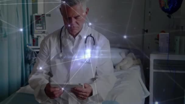 用平板电脑在高加索男医生身上动画连接网络 全球医学 医疗保健 连接和数字视频接口概念 — 图库视频影像