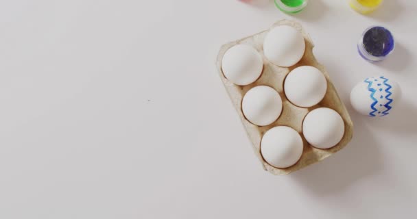 Paskalya Yumurtaları Beyaz Arka Planda Boyalar Üzerine Mutlu Paskalya Metinlerinin — Stok video