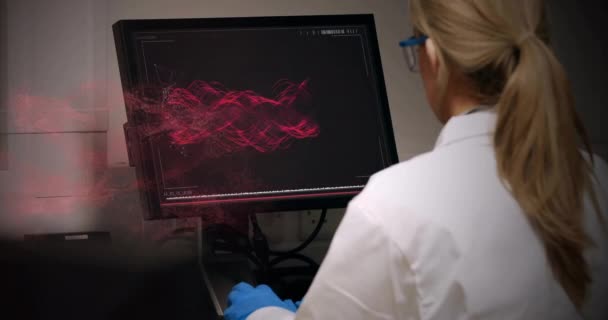 在实验室用计算机对高加索女科学家的数据处理进行动画化 全球科学 计算和数据处理概念 — 图库视频影像