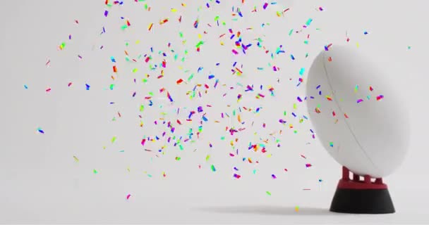 Animation Von Konfetti Über Weißem Rugby Ball Auf Weißem Hintergrund — Stockvideo