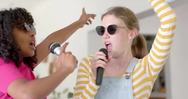 Animacja Świateł Nad Szczęśliwymi Różnorodnymi Nastolatkami Okularach Przeciwsłonecznych Mikrofonach Śpiewającymi — Wideo stockowe
