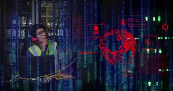 Animatie Van Aardbol Gegevensverwerking Aziatische Man Het Ingenieur Computer Servers — Stockvideo