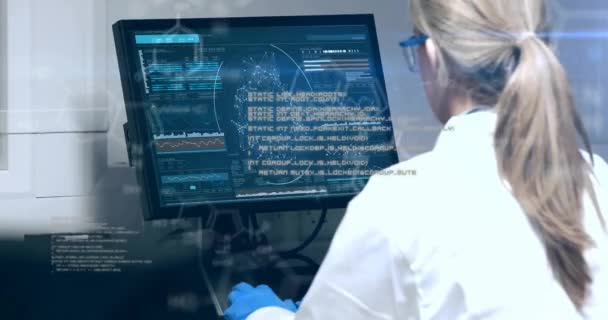 在实验室利用计算机对高加索女科学家的科学数据处理进行动画化 全球科学 计算和数据处理概念 — 图库视频影像