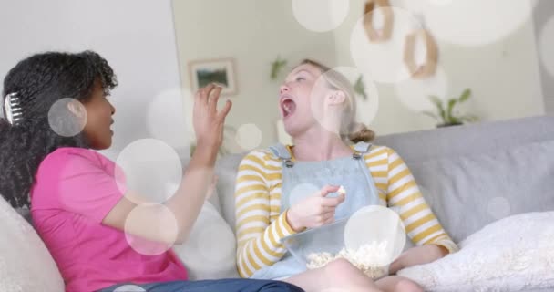 Animering Vita Ljusfläckar Över Två Olika Tonårstjejer Skrattar Och Leker — Stockvideo