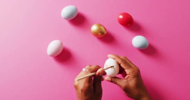 Animación Texto Feliz Pascua Sobre Mujer Biracial Pintando Coloridos Huevos — Vídeos de Stock