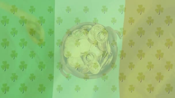 アイルランドとコインの国旗の上のシャムロックのアニメーション セントパトリックの日とお祝いのコンセプトデジタル生成ビデオ — ストック動画