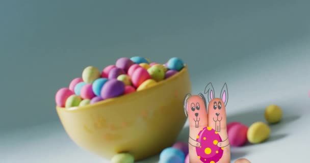 Paskalya Tavşanı Yüzlü Parmaklar Mavi Arka Planda Paskalya Yumurtaları Paskalya — Stok video