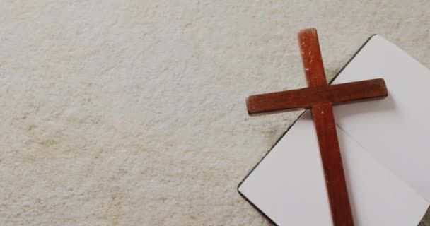 기독교 십자가와 배경에 거룩한 토요일 텍스트의 애니메이션 부활절 기독교 디지털 — 비디오