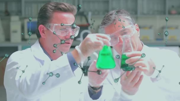 Laboratuvarda Sıvı Karıştıran Beyaz Erkek Bilim Adamları Üzerinde Element Yapılarının — Stok video
