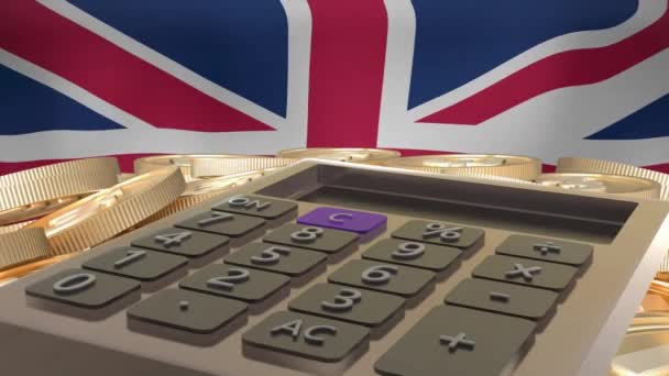 偉大な英国の旗の上にポンド硬貨と電卓のアニメーション グローバルファイナンス ビジネス コネクション コンピューティング データ処理コンセプトデジタル生成ビデオ — ストック動画