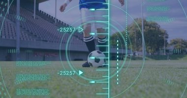 Beyazların futbol oynadığı yerdeki tarama ve veri işleme görüntüsü. Küresel spor ve dijital arayüz kavramı dijital olarak oluşturulmuş görüntü.