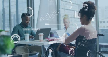 Engelli Afro-Amerikan kadın ve çeşitli iş adamlarının veri işleme görüntüsü. Engelli insanların uluslararası gününde dijital olarak oluşturulan imaj.