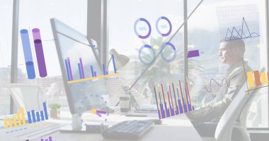 Bilgisayar kullanarak melez iş adamının mali veri işleme görüntüsü. Küresel iş, finans, hesaplama ve veri işleme kavramı dijital olarak oluşturulmuş görüntü.