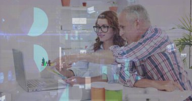 Toplantıda dizüstü bilgisayar kullanan iş adamlarının istatistik ve veri işleme görüntüleri. küresel iş, veri işleme ve dijital arayüz kavramı dijital olarak oluşturulmuş görüntü.