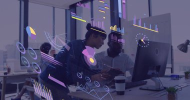 Çeşitli iş adamları üzerinde finansal veri işleme görüntüsü. Küresel iş, finans, hesaplama ve veri işleme kavramı dijital olarak oluşturulmuş görüntü.