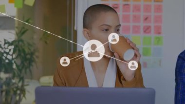 Ofisteki iki ırklı iş kadınına göre insanlarla olan bağların animasyonu. Küresel finans, iş, bağlantılar, hesaplama ve veri işleme kavramı dijital olarak oluşturulmuş video.