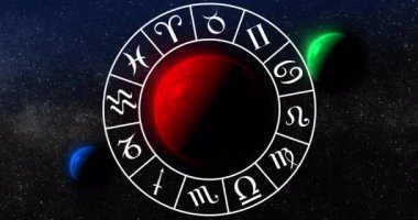 Siyah arka plandaki kürelerin üzerinde zodyak sembolleri olan dairelerin animasyonu. Burç ve burç işaretleri konsepti dijital olarak oluşturuldu.