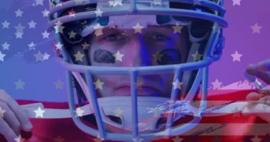 Amerikan bayrağı ve topu olan beyaz amerikalı futbolcunun animasyonu. Amerikan vatanseverliği, spor ve rekabet konsepti dijital olarak oluşturulmuş video.