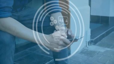 Akıllı telefon kullanan iki ırklı iş adamının simge ve veri işleme animasyonları. Küresel finans, iş, bağlantılar, hesaplama ve veri işleme kavramı dijital olarak oluşturulmuş video.