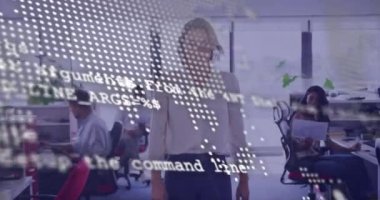 İş arkadaşlarıyla birlikte beyaz iş kadını üzerinde veri işleme ve dünya haritası animasyonu. Küresel iş ve dijital arayüz kavramı dijital olarak oluşturulmuş video.