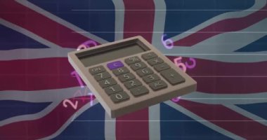 Büyük Britanya bayrağı üzerinde hesap makinesinin animasyonu. Küresel finans, iş, bağlantılar, hesaplama ve veri işleme kavramı dijital olarak oluşturulmuş video.