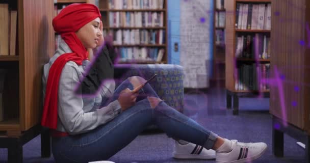 用智能手机通过 Hijab Biracial 女学生动画和数据 全球人工智能 计算和数据处理概念数字生成的视频 — 图库视频影像