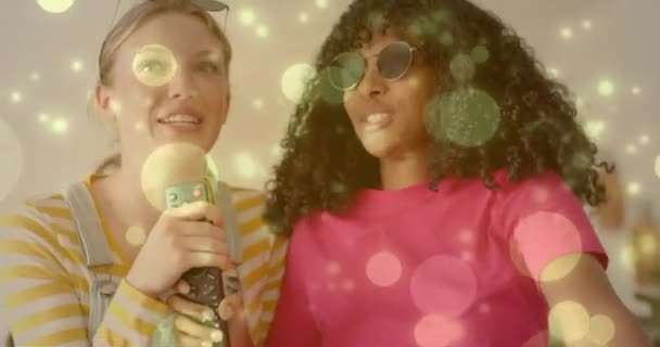 Animatie Van Lichtspots Twee Vrolijke Diverse Tienermeisjes Die Zingen Met — Stockvideo