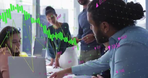 사무실의 다양한 사업가를 데이터 처리의 애니메이션 글로벌 비즈니스 컴퓨팅 데이터 — 비디오