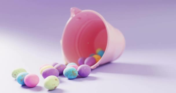 Renkli Paskalya Yumurtaları Mor Arka Planda Pembe Kova Üzerine Mutlu — Stok video