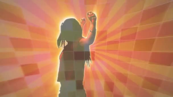 Анимация Женщины Наушниках Танцующей Над Вращающимися Оранжевыми Розовыми Огнями Музыка — стоковое видео