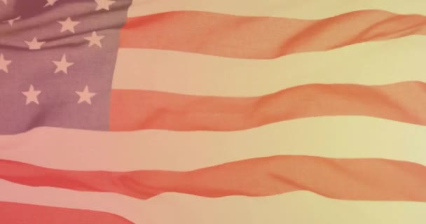 美国白人足球运动员和美国国旗的动画 美国的爱国主义 体育和竞争概念数码视频 — 图库视频影像