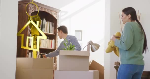 Animatie Van Gouden Huissleutel Sleutel Fob Biracial Paar Uitpakken Dozen — Stockvideo