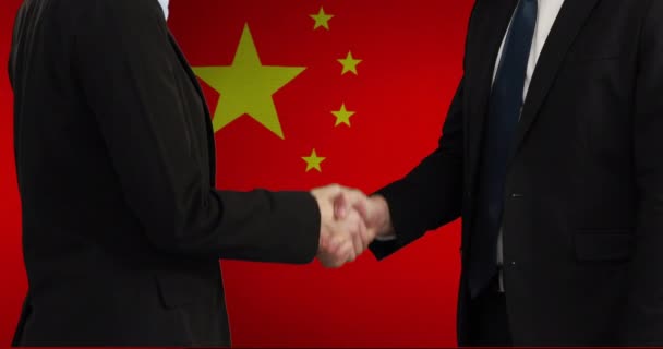 Animação Dois Empresários Caucasianos Apertando Mãos Sobre Bandeira China Chinês — Vídeo de Stock