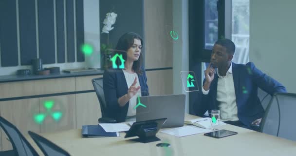 用笔记本电脑向不同的同事展示生态图标 并讨论办公室工作 全球事务 财政和数码视讯接口概念 — 图库视频影像