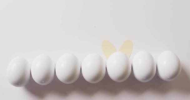 Beyaz Arka Planda Beyaz Paskalya Yumurtaları Üzerinde Mutlu Paskalya Metninin — Stok video