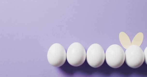 Animación Saludos Pascua Texto Sobre Huevos Blancos Pascua Sobre Fondo — Vídeo de stock