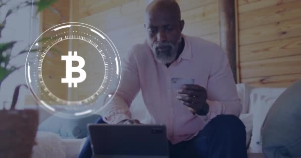 Animación Bitcoin Signo Procesamiento Datos Sobre Hombre Afroamericano Que Paga — Vídeo de stock