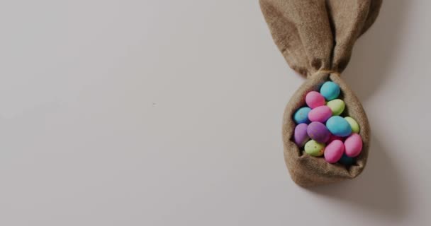 Animatie Van Vrolijke Paastekst Kleurrijke Paaseieren Doek Grijze Achtergrond Pasen — Stockvideo