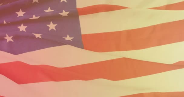 不同的美国足球运动员和美国国旗的动画 美国的爱国主义 体育和竞争概念数码视频 — 图库视频影像