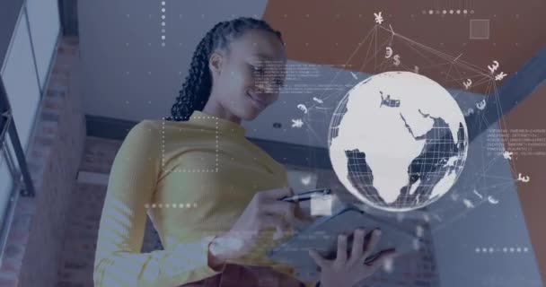 Animacja Globu Znakami Sieciowymi Walutowymi Nad Afrykańską Amerykanką Używającą Tabletu — Wideo stockowe