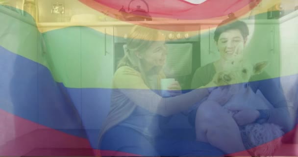 Animation Pride Rainbow Flag Happy Καυκάσιος Λεσβιακό Ζευγάρι Κάθεται Κατοικίδιο — Αρχείο Βίντεο