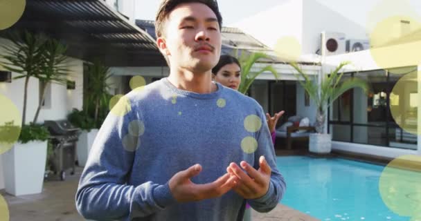 Evde Yüzme Havuzuyla Egzersiz Yapan Çeşitli Çiftler Üzerinde Işık Lekelerinin — Stok video